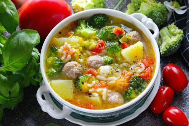 Rice soup with meatballs and broccoli