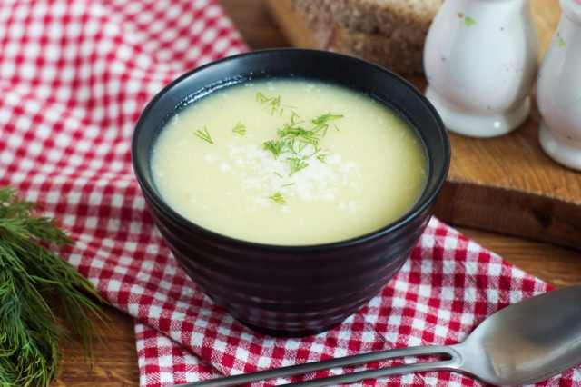 Cream soup of zucchini without cream with potatoes