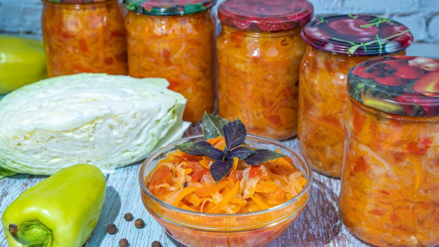 Salad with cabbage, tomatoes and peppers for winter without sterilization