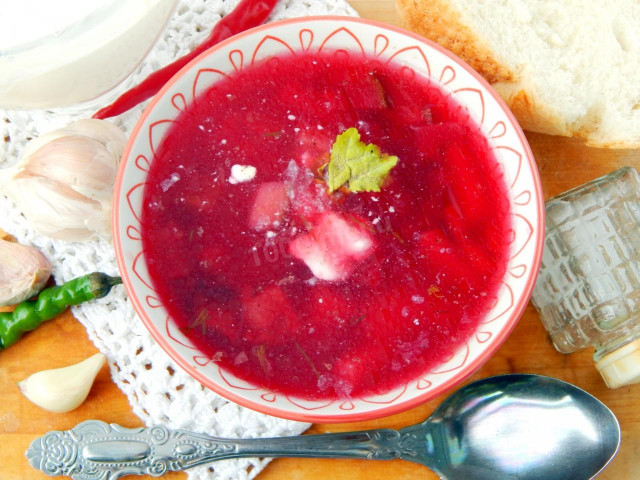 Borscht with chicken, beetroot and tomato paste