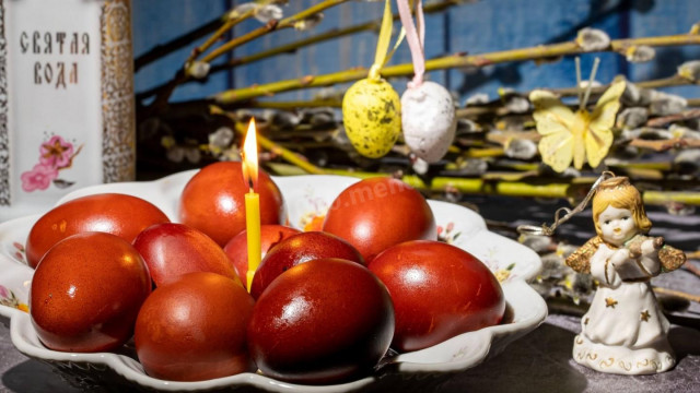 Easter eggs in onion husks