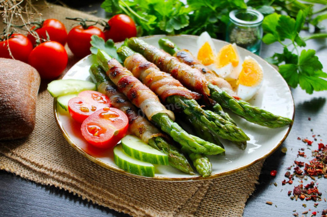 Green asparagus with bacon in a frying pan