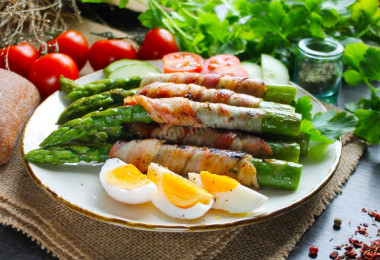 Green asparagus with bacon in a frying pan