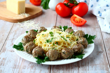 Spaghetti with minced meat meatballs