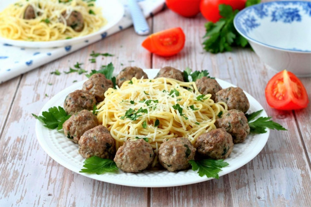Spaghetti with minced meat meatballs