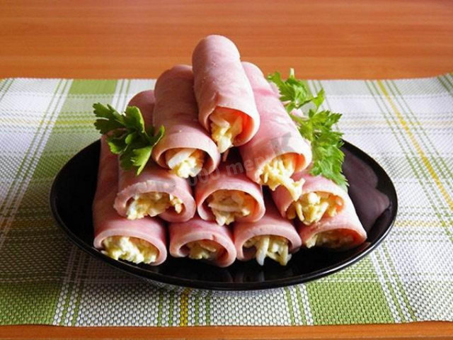 Ham rolls with cheese and garlic