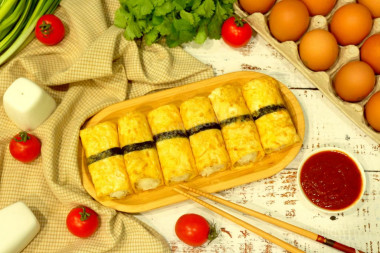 Egg rolls with rice and tuna