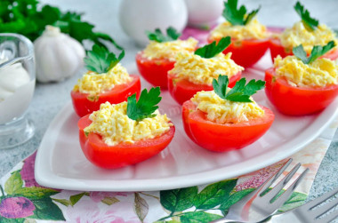 Tomatoes stuffed with cheese, garlic and egg