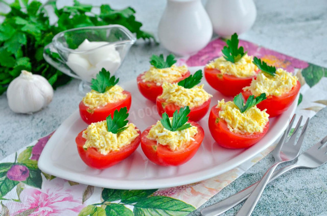Tomatoes stuffed with cheese, garlic and egg