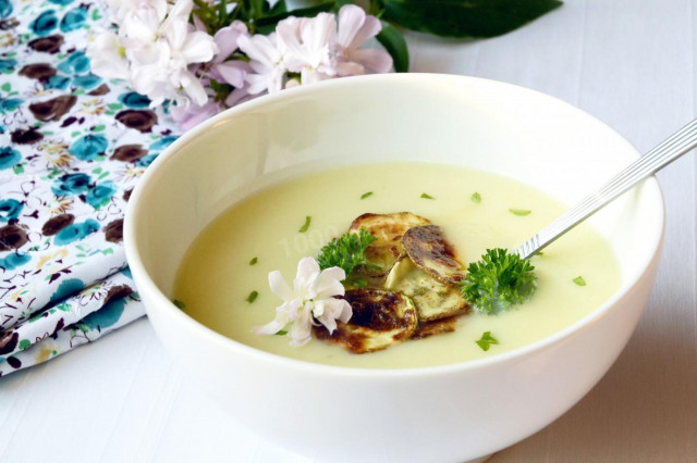 Young zucchini puree soup with cream