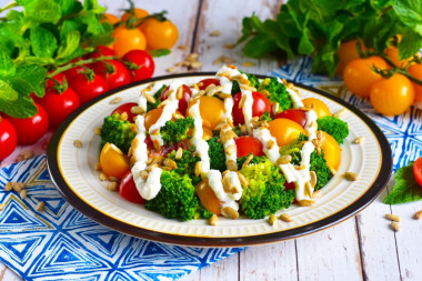 Salad with broccoli, tomatoes and cheese