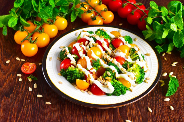 Salad with broccoli, tomatoes and cheese