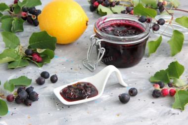 Irga jam with lemon for winter