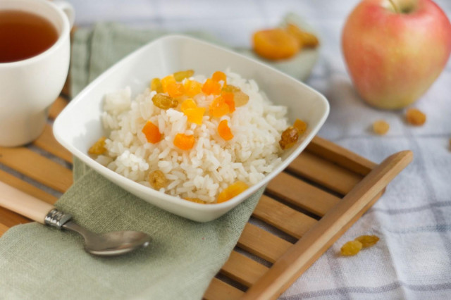 Rice with dried apricots and melted butter