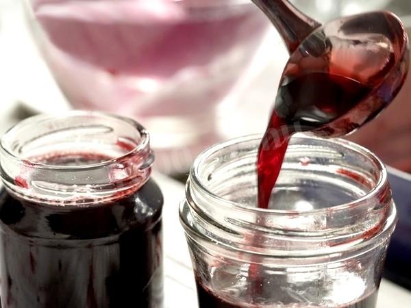 Blackcurrant marmalade only water and sugar