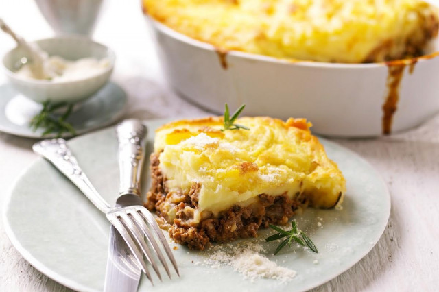 Potato casserole with minced cheese