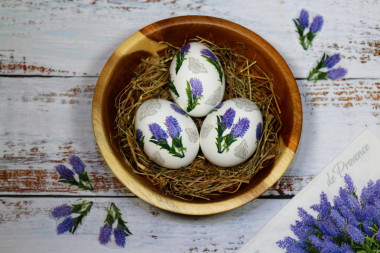 Decoupage of Easter eggs with colored napkins