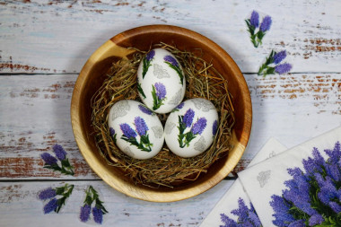 Decoupage of Easter eggs with colored napkins