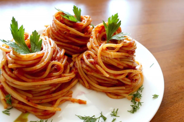 Spaghetti pasta in tomato paste with garlic