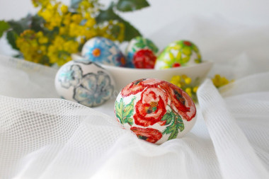 Decoupage of Easter eggs with napkins