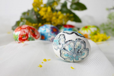 Decoupage of Easter eggs with napkins