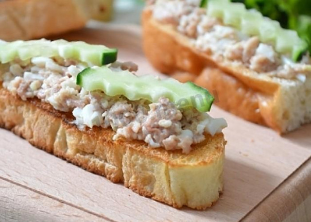 Sandwiches with cod liver cucumber eggs