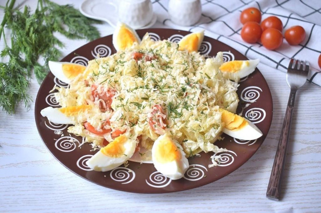 Peking cabbage salad with tomatoes