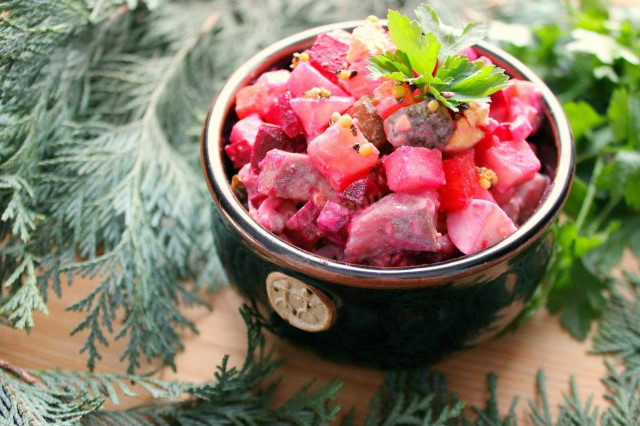 Herring salad with apples and beetroot Rosolie