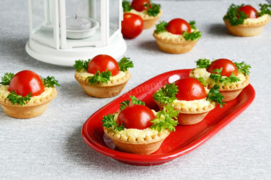 Tartlets with tomatoes and cheese