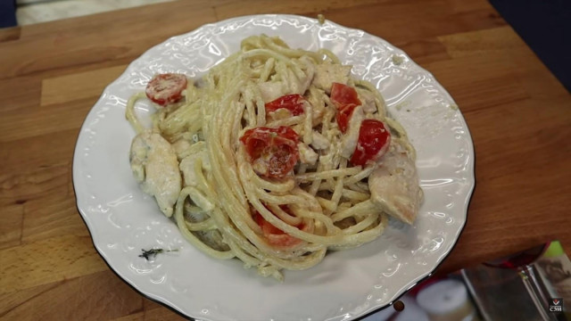 Pasta with chicken breasts and cherry tomatoes