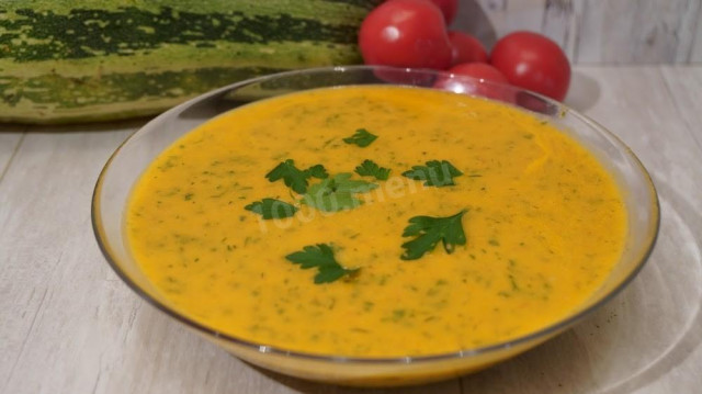 Zucchini soup with tomatoes and cream