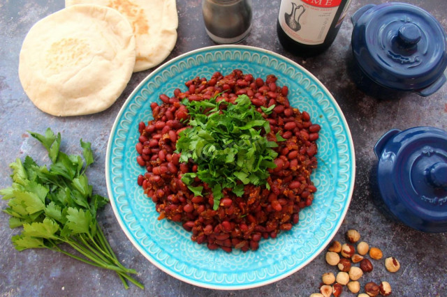 Whole red beans with walnuts