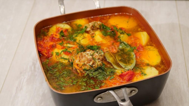Quick soup with meat meatballs and potatoes and sweet peppers