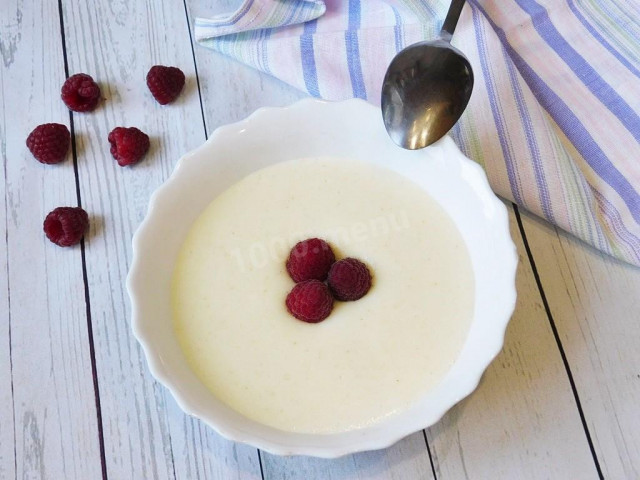 Thick semolina porridge with milk