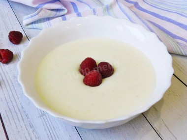 Thick semolina porridge with milk