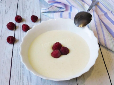 Thick semolina porridge with milk