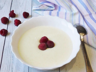 Thick semolina porridge with milk