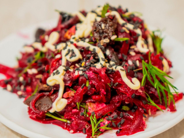 Beetroot salad with prunes and walnuts