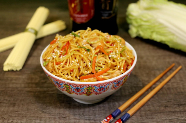 Egg noodles with chicken and vegetables with teriyaki sauce