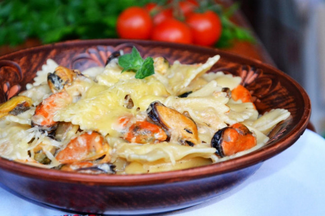 Pasta with frozen mussels and cream
