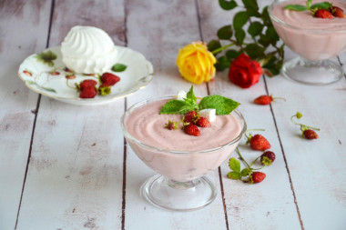 Marshmallow mousse with strawberries and strawberries