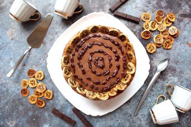 Shortbread pie with drunk bananas and chocolate mousse