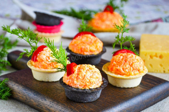 Carrot and cheese appetizer in tartlets
