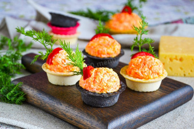 Carrot and cheese appetizer in tartlets