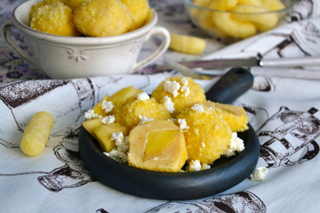 Cottage cheese dumplings with mango