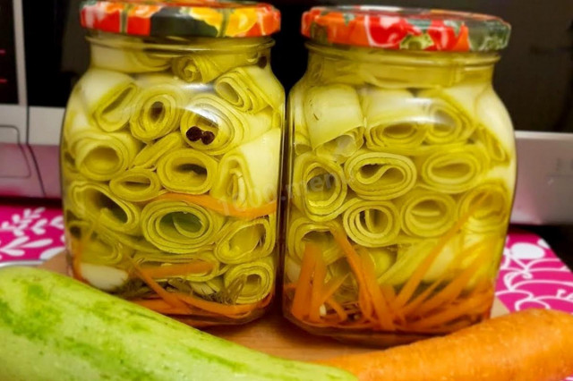 Marinated zucchini with carrots for winter