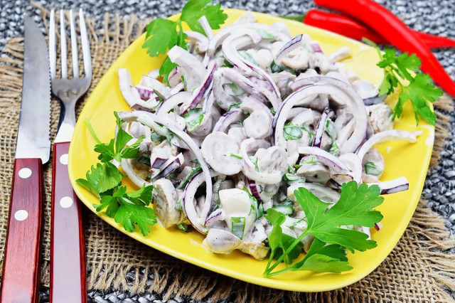 Salad hearts with onions