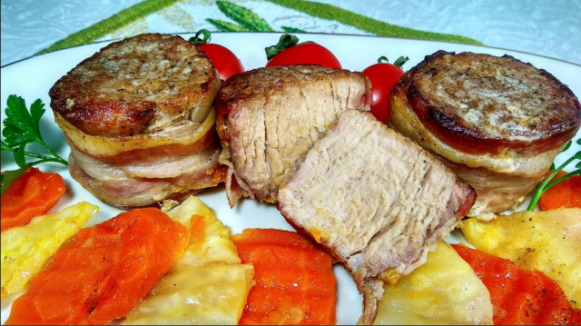 Pork medallions in bacon with vegetables