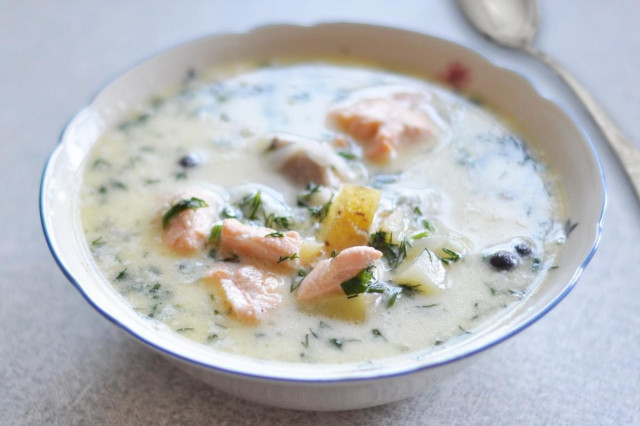 Pink salmon soup with cream