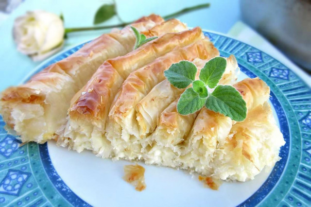 Filo pastry snail pie with cheese